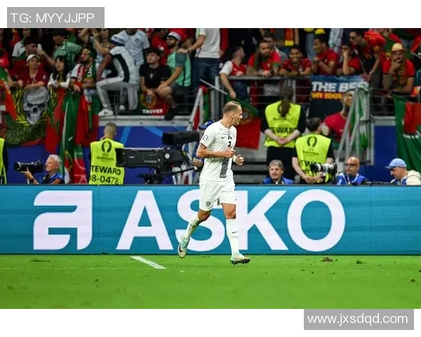 戴眼镜的足球明星们如何在绿茵场上展现非凡技艺与风采 戴眼镜的足球明星们如何在绿茵场上展现非凡技艺与风采