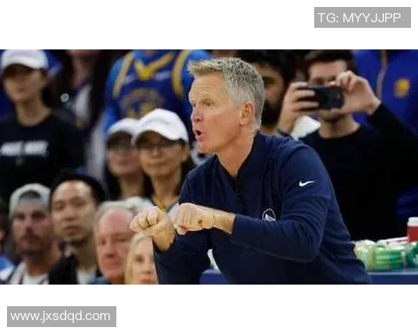 足球明星亲临NBA现场助威球迷热情高涨共庆体育盛事 足球明星亲临NBA现场助威球迷热情高涨共庆体育盛事