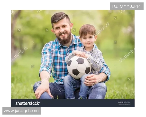 年轻足球明星纷纷成为父亲展现家庭幸福新风尚