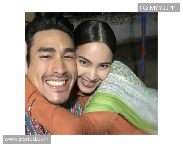 蒂娜与足球明星亲密合影展现青春活力与运动魅力 蒂娜与足球明星亲密合影展现青春活力与运动魅力