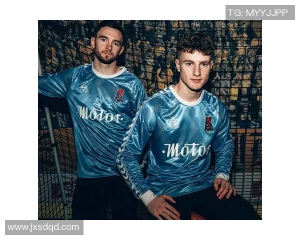 足球明星背身球衣展示精彩瞬间与个人风格的完美结合