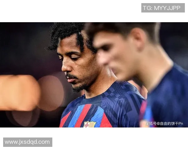 12号球衣的传奇后卫足球明星背后的故事与成就解析